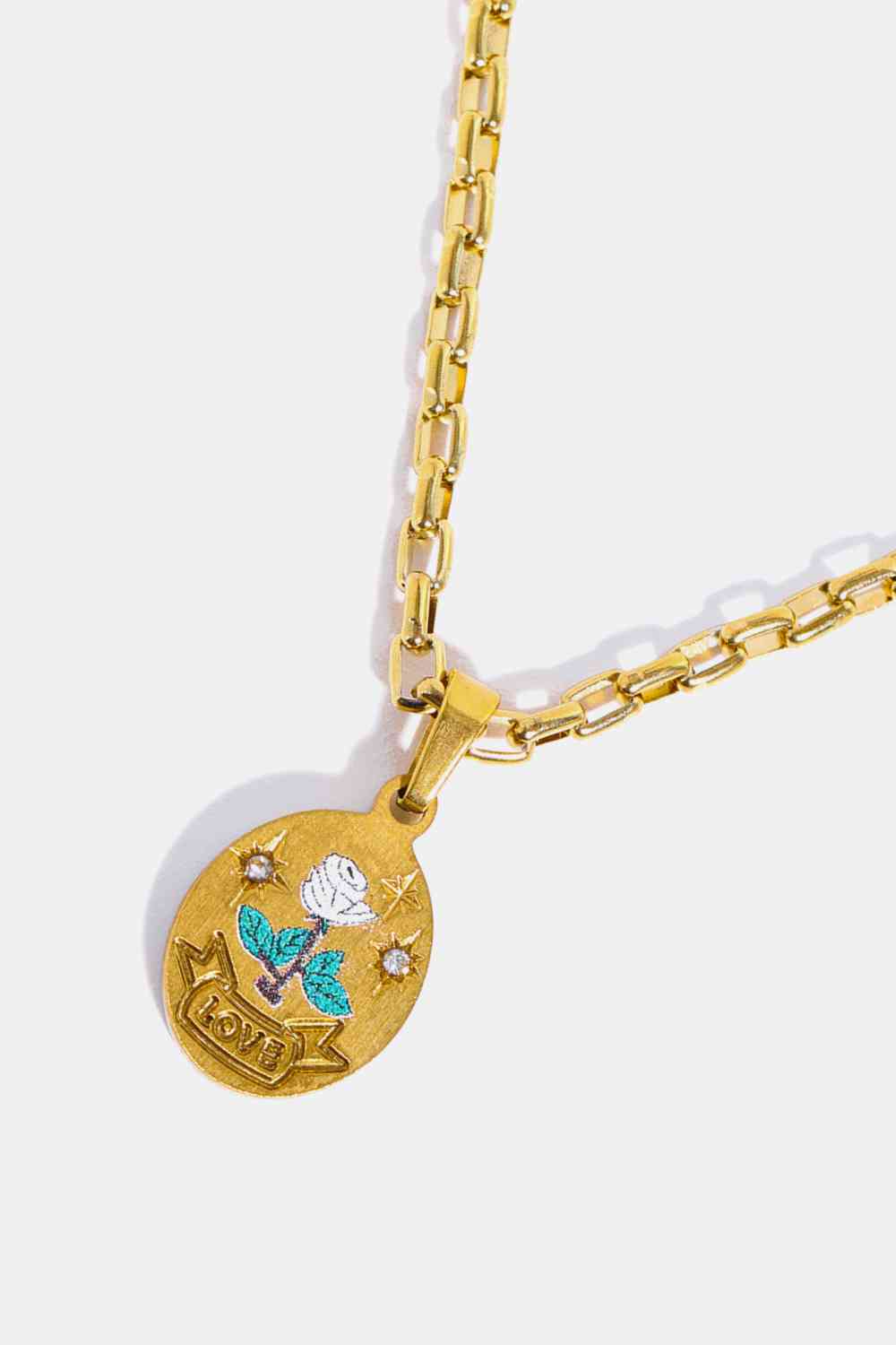 Beauty Loved Gold Oval Pendant Necklace - Que Joyitas