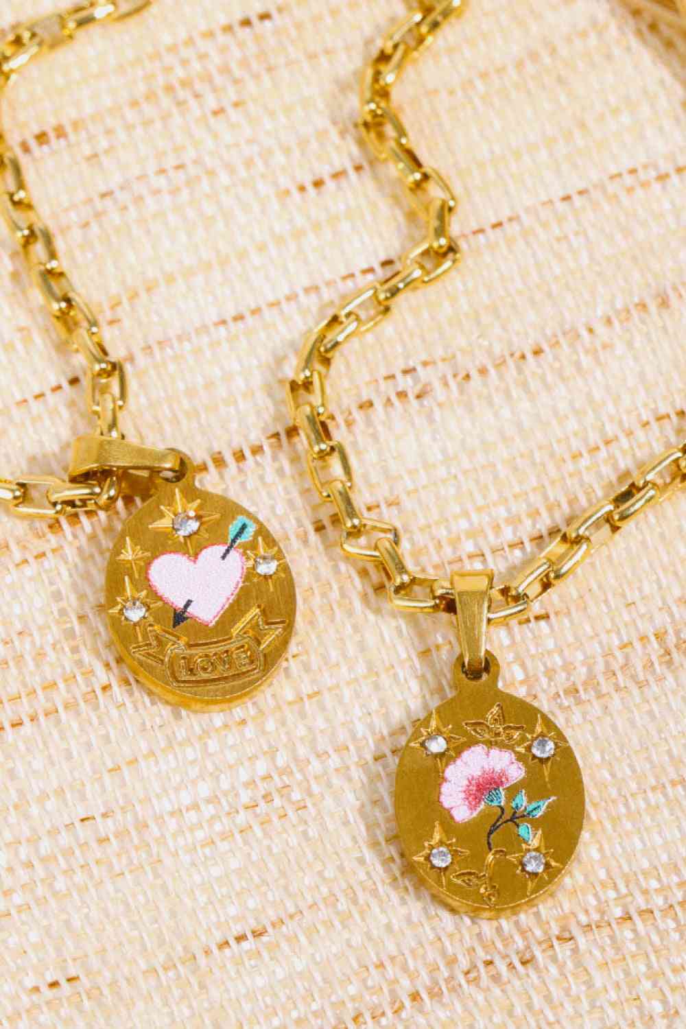Beauty Loved Gold Oval Pendant Necklace - Que Joyitas