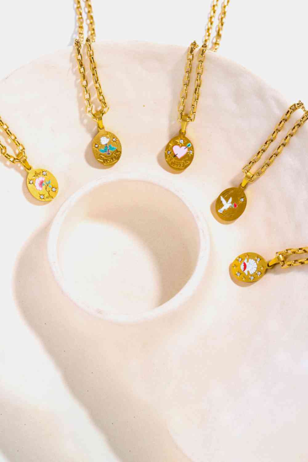 Beauty Loved Gold Oval Pendant Necklace - Que Joyitas