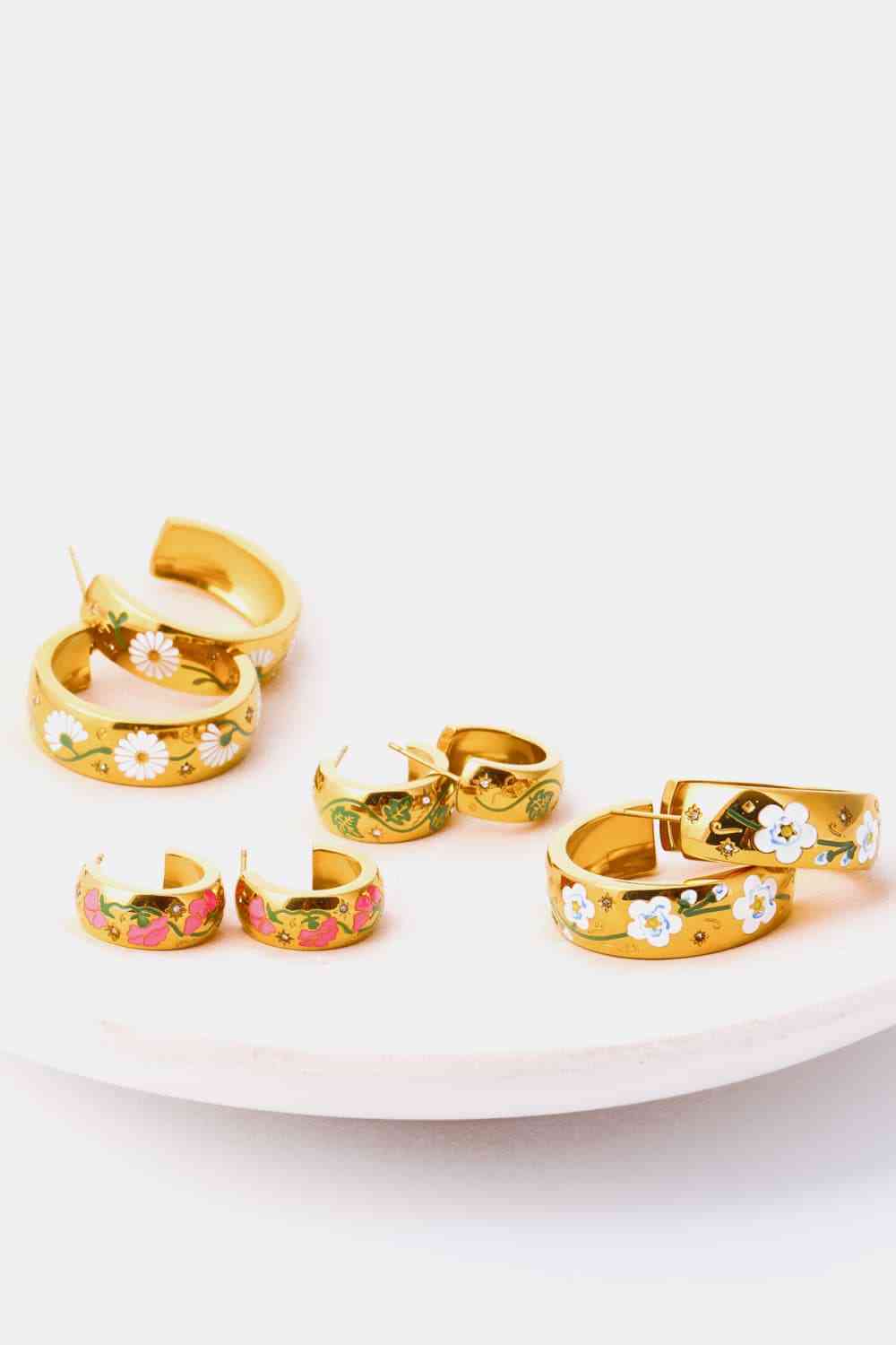 Daisy Flower C-Hoop Earrings - Que Joyitas