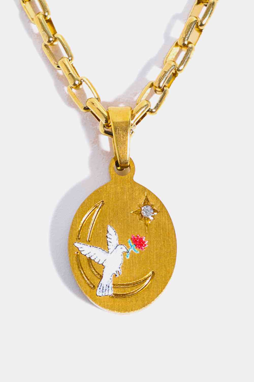 Beauty Loved Gold Oval Pendant Necklace - Que Joyitas