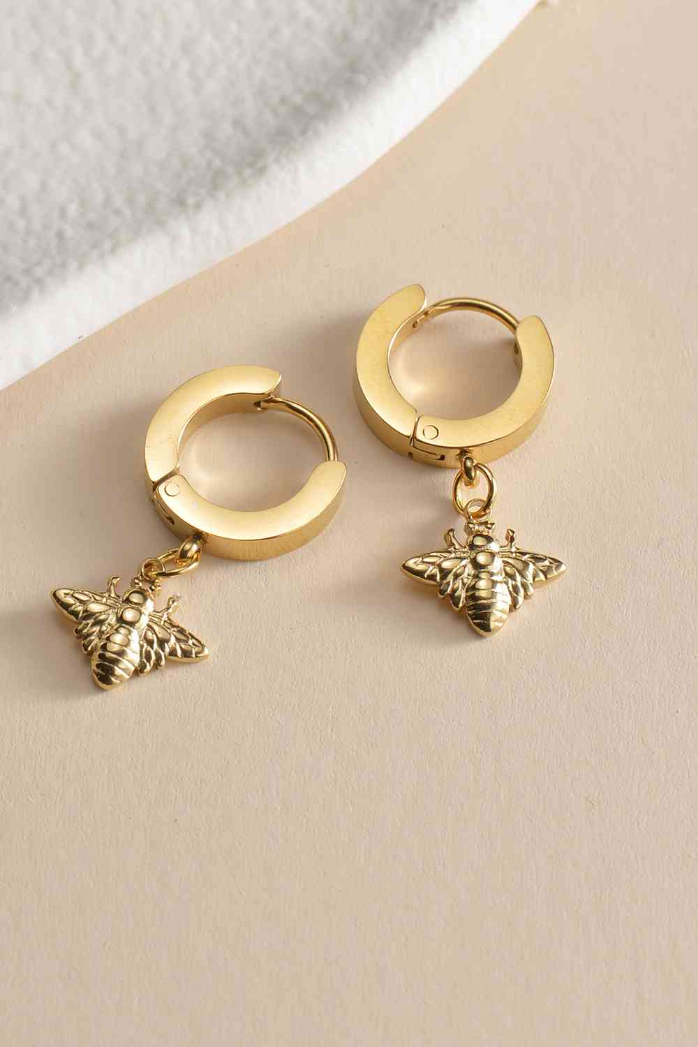 Bee Drop Huggie Earrings - Que Joyitas