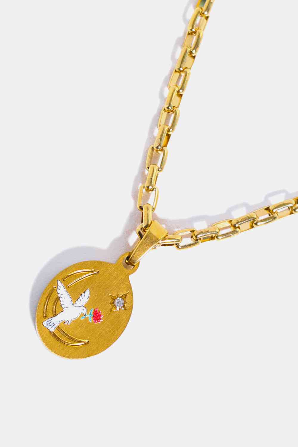 Beauty Loved Gold Oval Pendant Necklace - Que Joyitas