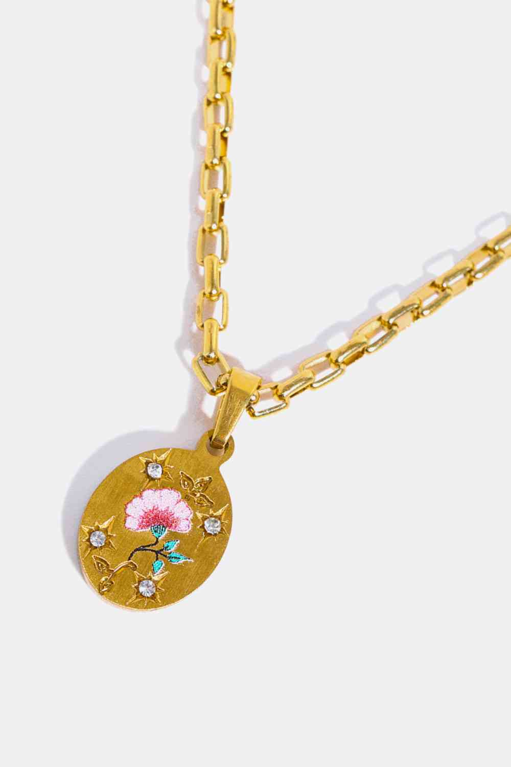 Beauty Loved Gold Oval Pendant Necklace - Que Joyitas