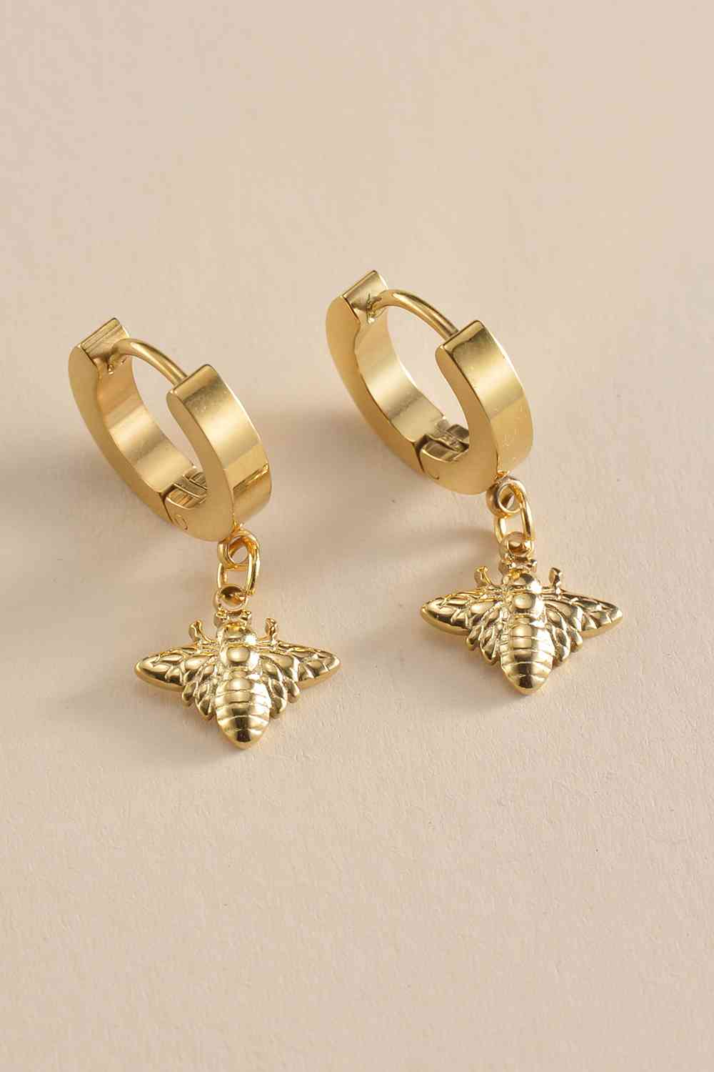 Bee Drop Huggie Earrings - Que Joyitas