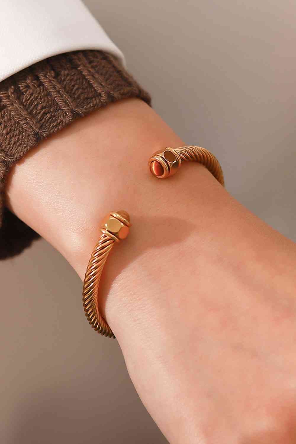 Twisted Gold Cuff Bracelet - Que Joyitas