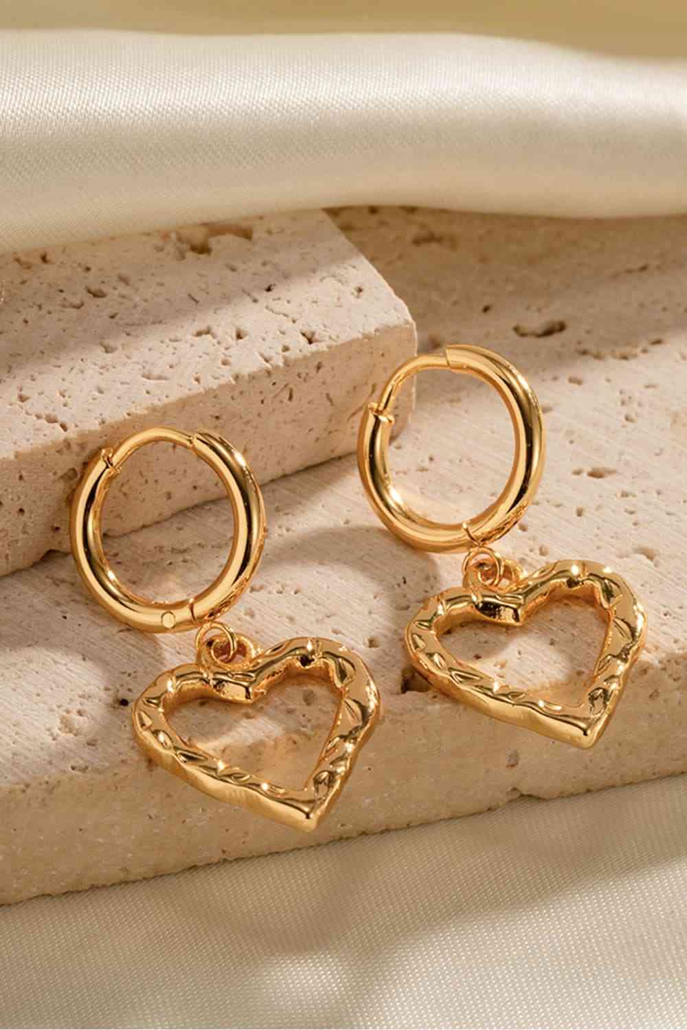 Heart Hammer Huggie Drop Earrings - Que Joyitas