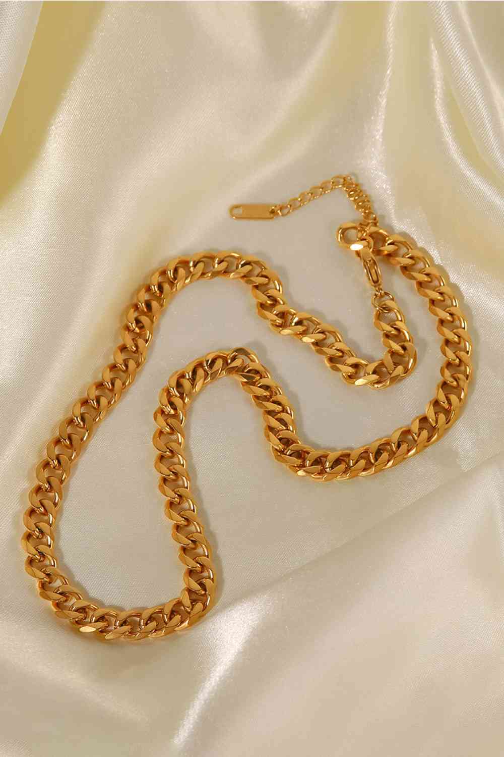 Medium Curb Chain Necklace - Que Joyitas