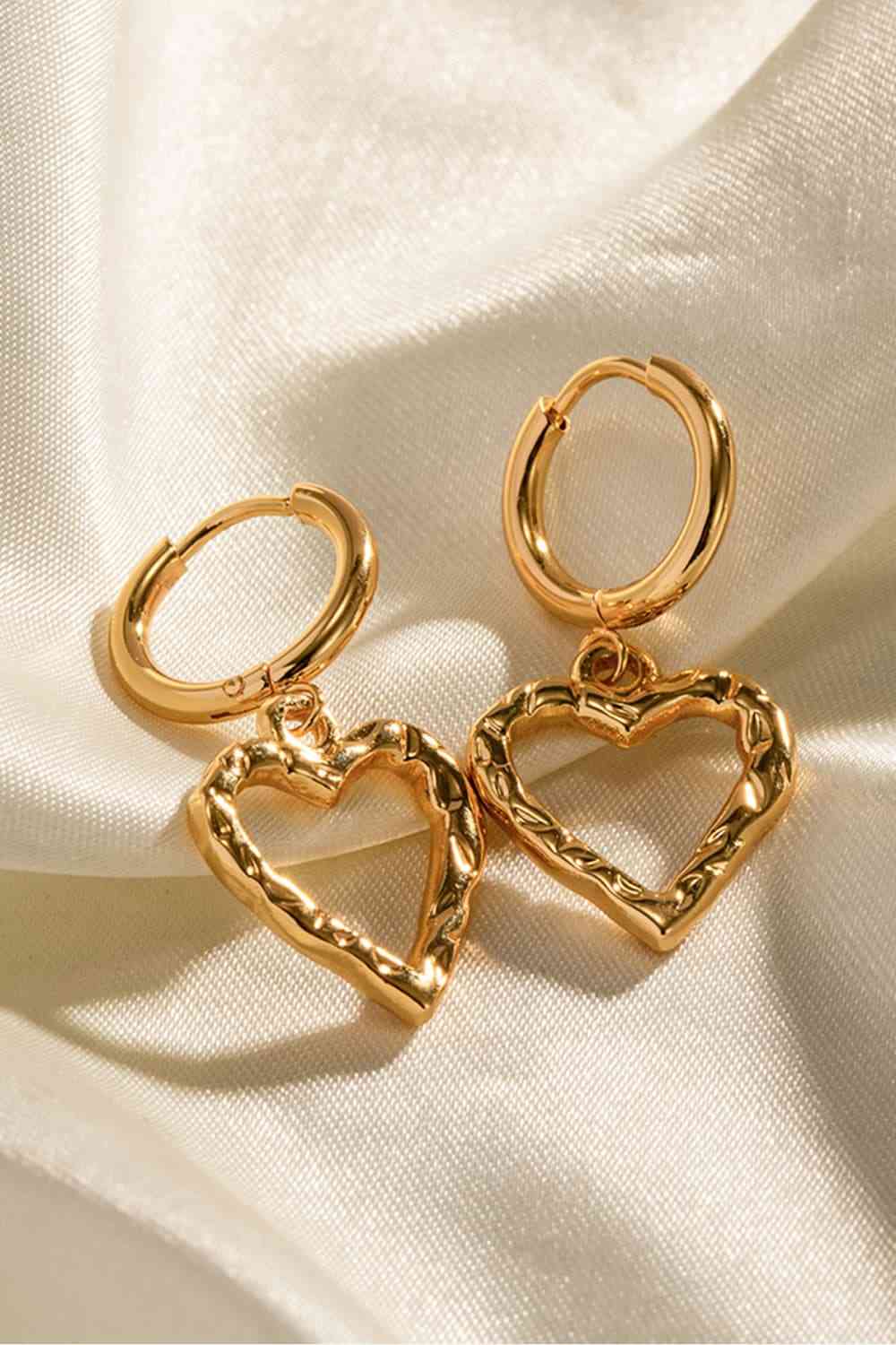 Heart Hammer Huggie Drop Earrings - Que Joyitas