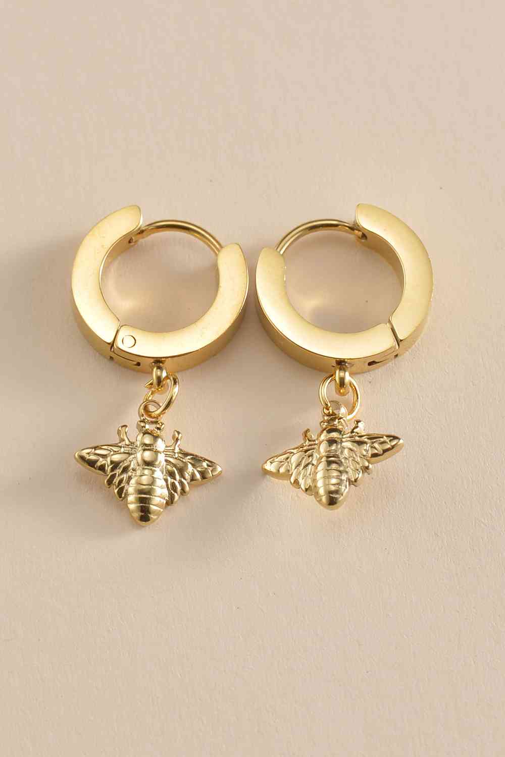 Bee Drop Huggie Earrings - Que Joyitas