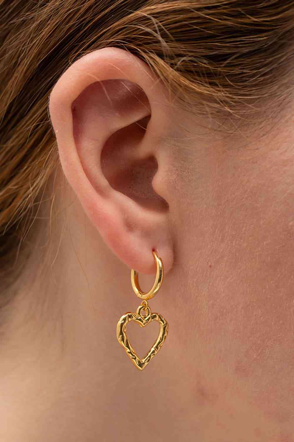 Heart Hammer Huggie Drop Earrings - Que Joyitas