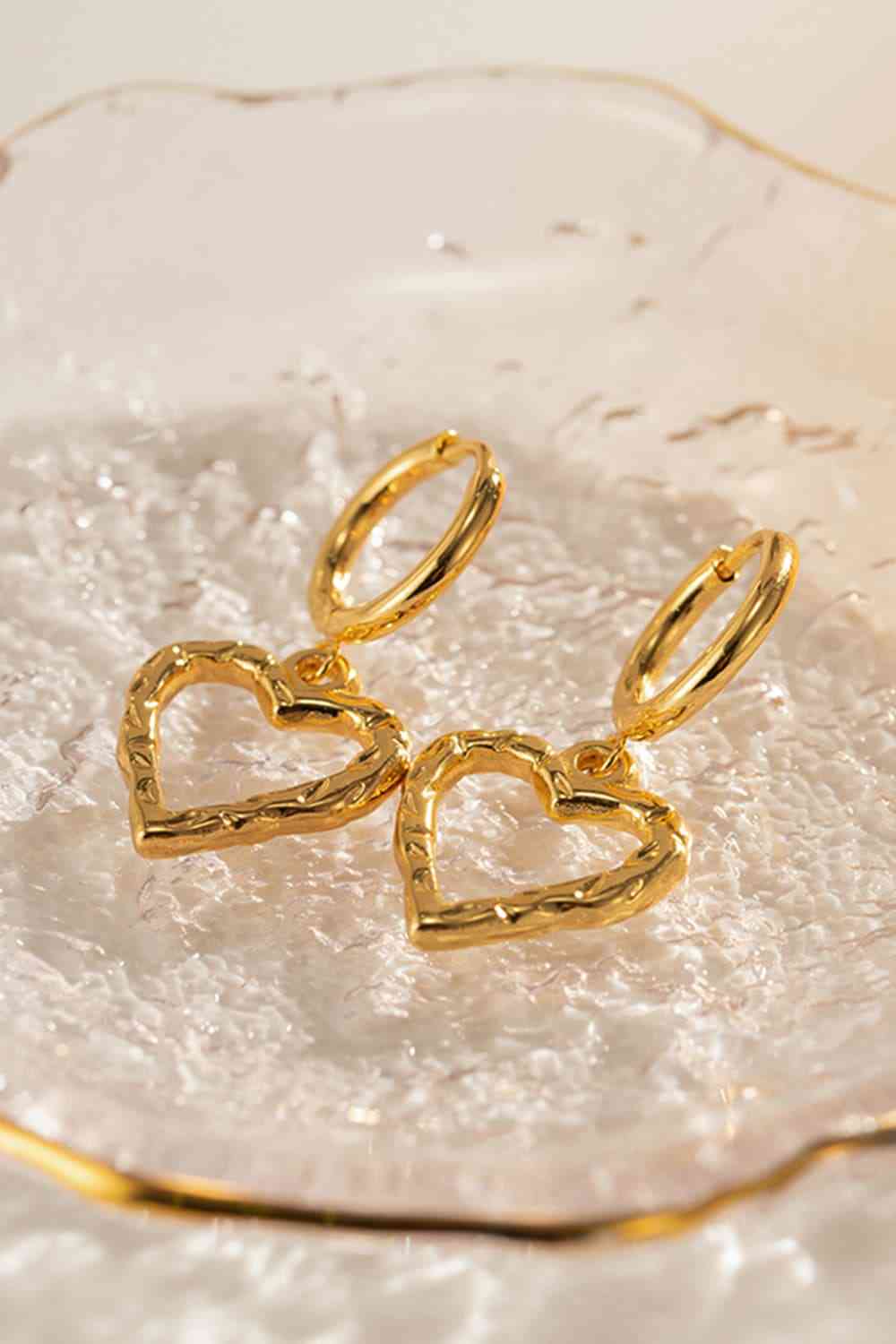 Heart Hammer Huggie Drop Earrings - Que Joyitas