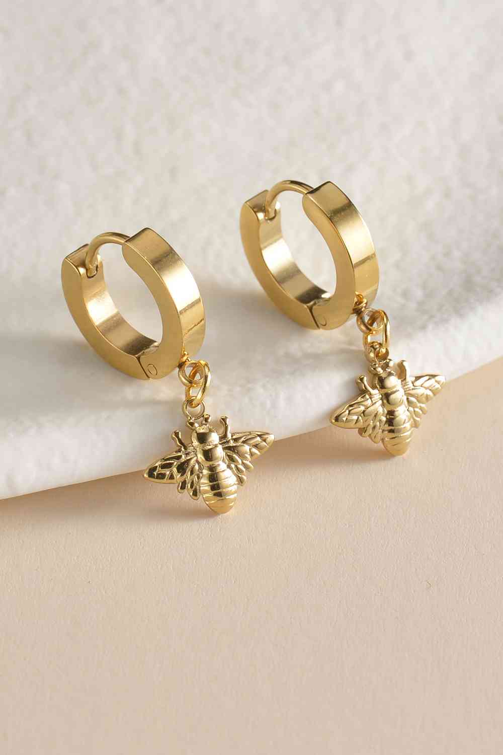 Bee Drop Huggie Earrings - Que Joyitas