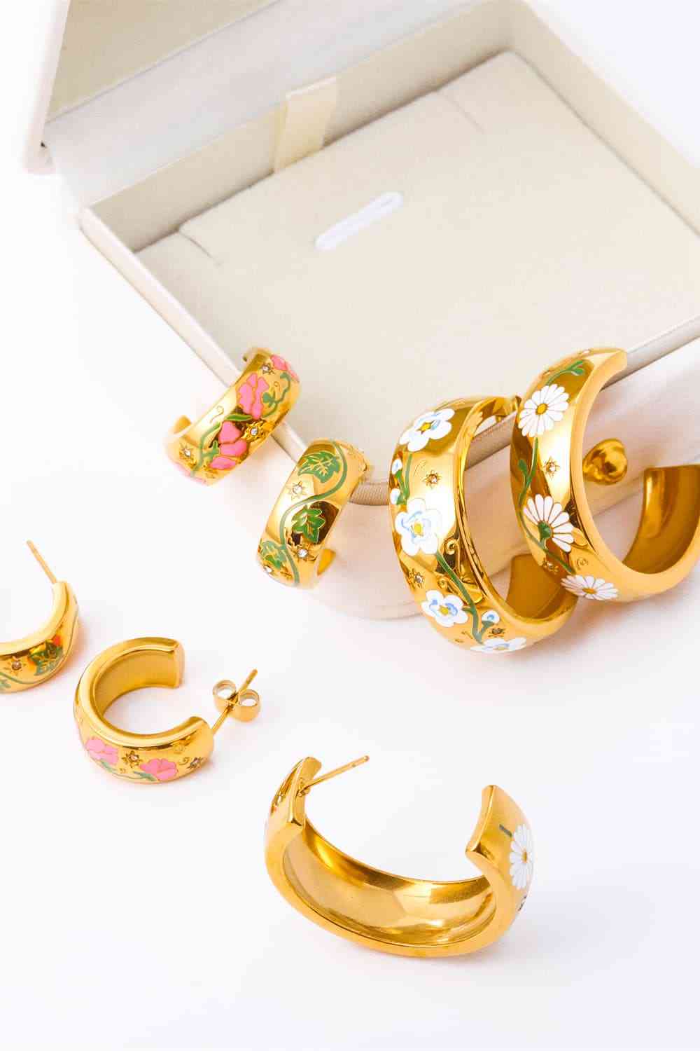 Daisy Flower C-Hoop Earrings - Que Joyitas