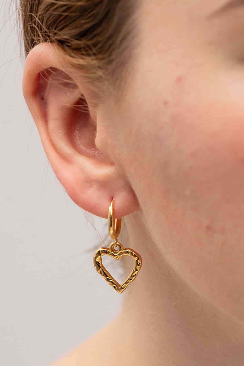 Heart Hammer Huggie Drop Earrings - Que Joyitas